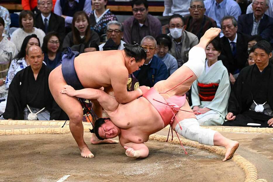 豊昇龍（左）は宇良を下し無傷の４連勝