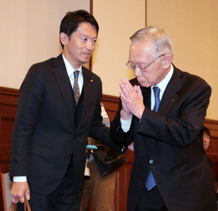 斎藤元彦兵庫県知事（左）に手を合わせて謝罪する相生市の谷口芳紀市長＝神戸市中央区で2024年11月26日午後3時28分、梅田麻衣子撮影