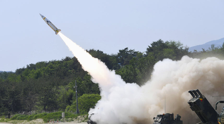 2022年5月、米軍が韓国の東海岸から日本海へ発射した戦術地対地ミサイル「ATACMS」（韓国軍合同参謀本部提供、共同）