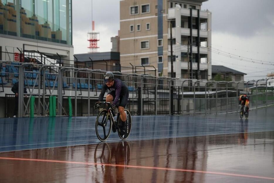 スプリント決勝の2回戦で、東矢圭吾（右）を引き離してゴールに向かう中川誠一郎