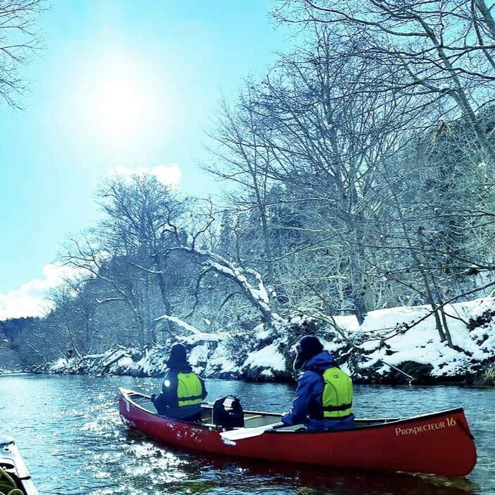 カナディアンカヌー体験汐泊川探検ツアー（北海道）。冬にはおじろ鷲をはじめ白鳥など、沢山の渡り鳥が来るという。