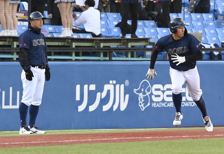 高口ヘッドコーチ[左]は立石[右]の成長を見守ってきた[写真=矢野寿明]