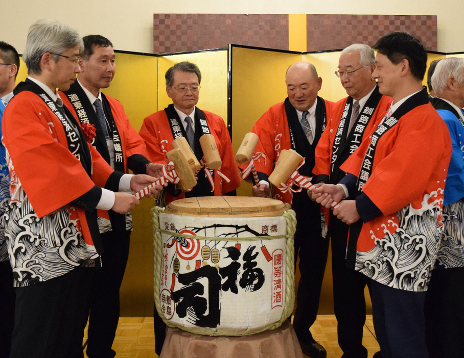 祝賀会で鏡開きを行った栗林会頭（右から3番目）や来賓者