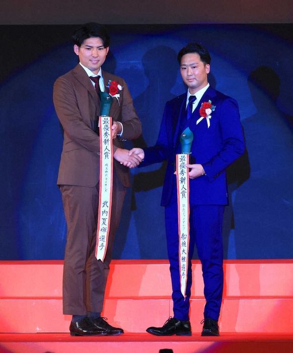 ＜NPB　AWARDS　2024＞愛優秀新人賞の武内（左）と船迫（撮影・尾崎　有希）