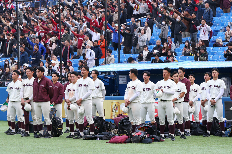 慶大に敗れた早大の選手ら＝１０日、神宮球場