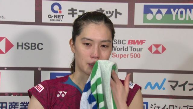 国内最後の試合を終え涙ながらにインタビューに応じるバドミントンの大堀彩選手