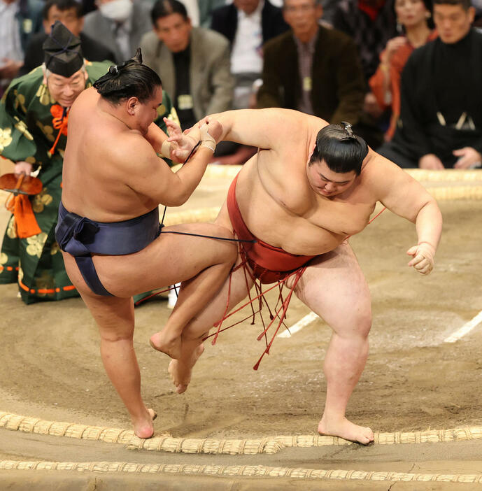 大相撲九州場所　6日目　勇み足で熱海富士を破った豊昇龍（左）（撮影・梅根麻紀）