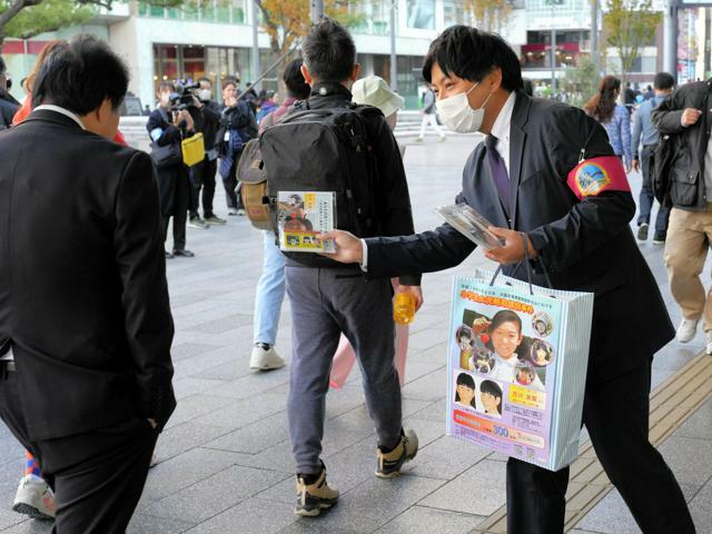 情報提供を求めてチラシを配る大阪府警の捜査員=2024年11月20日午後0時29分、大阪市中央区、宮坂知樹撮影