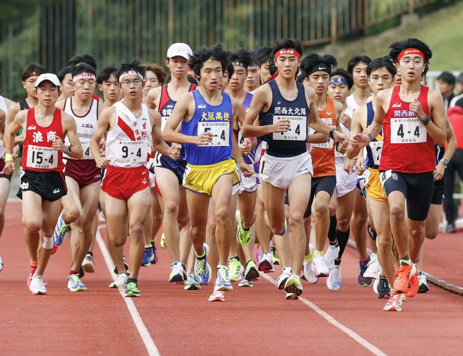 全国高校駅伝大阪府予選の「代替大会」でスタートした4区の選手たち＝5日、服部緑地陸上競技場