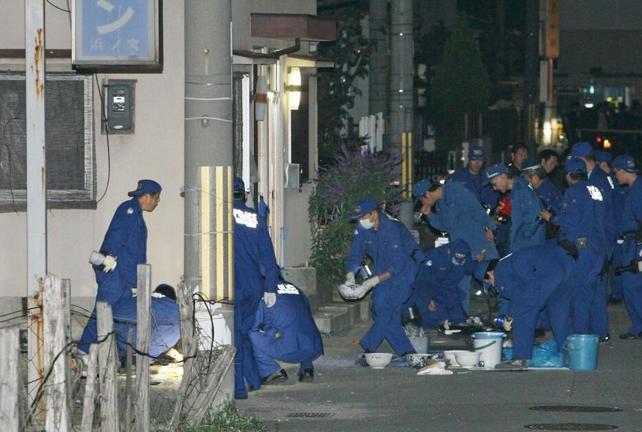 鵜瀬柚希さんが刺された自宅前を調べる捜査員ら＝２００７年１０月１６日夜、加古川市別府町新野辺