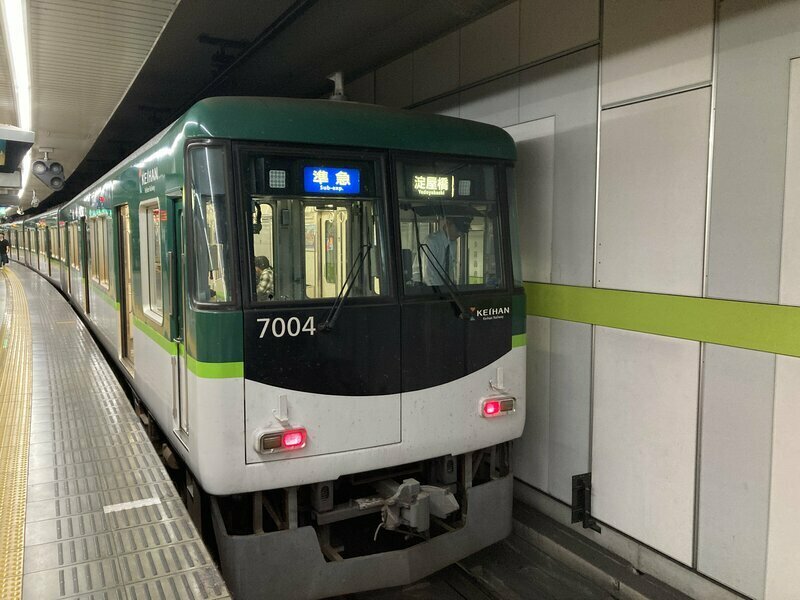 出町柳駅に停車中の7000系車両