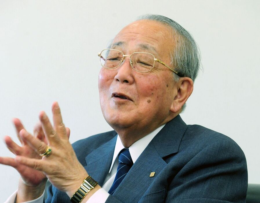 インタビューに答える京セラ名誉会長の稲盛和夫氏＝京都市伏見区の京セラ本社 - 写真＝共同通信社