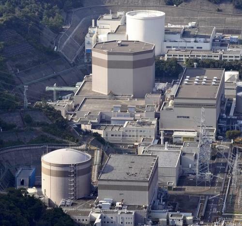 敦賀原子力発電所２号機（手前から２番目、２０２３年撮影、読売ヘリから）＝前田尚紀撮影　