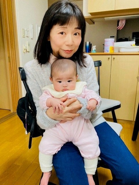 孫休暇を取った第一生命の額賀ゆき子さん。「昼夜を問わず娘と孫に時間を捧げました」（写真：本人提供）