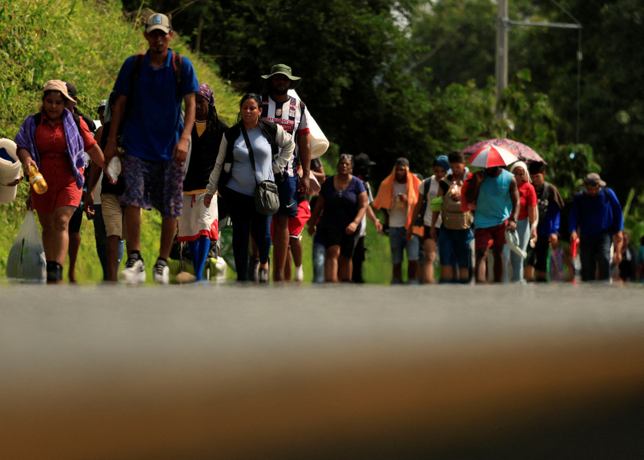 　１１月７日、米国への移民を目指してメキシコを移動している数千人規模のキャラバン隊が、７日時点で当初の半分程度に縮小していることが分かった。写真は米国との国境を目指して旅をするキャラバン隊。メキシコのトゥサンタンで６日撮影（２０２４　ロイター／Daniel Becerril）