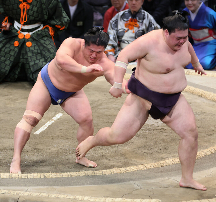 大相撲九州場所１０日目。若隆景（左）は送り出しで王鵬を破る＝１９日、福岡国際センター