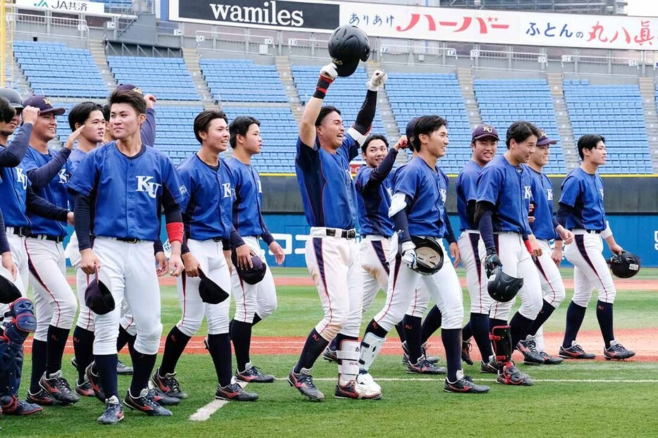 最終回に逆転勝利を挙げて喜ぶ神大の選手＝横浜スタジアム