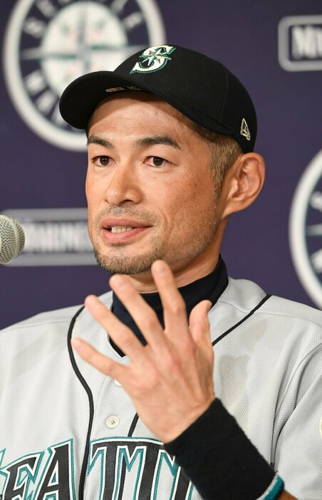 東京ドームで引退会見をするイチローさん