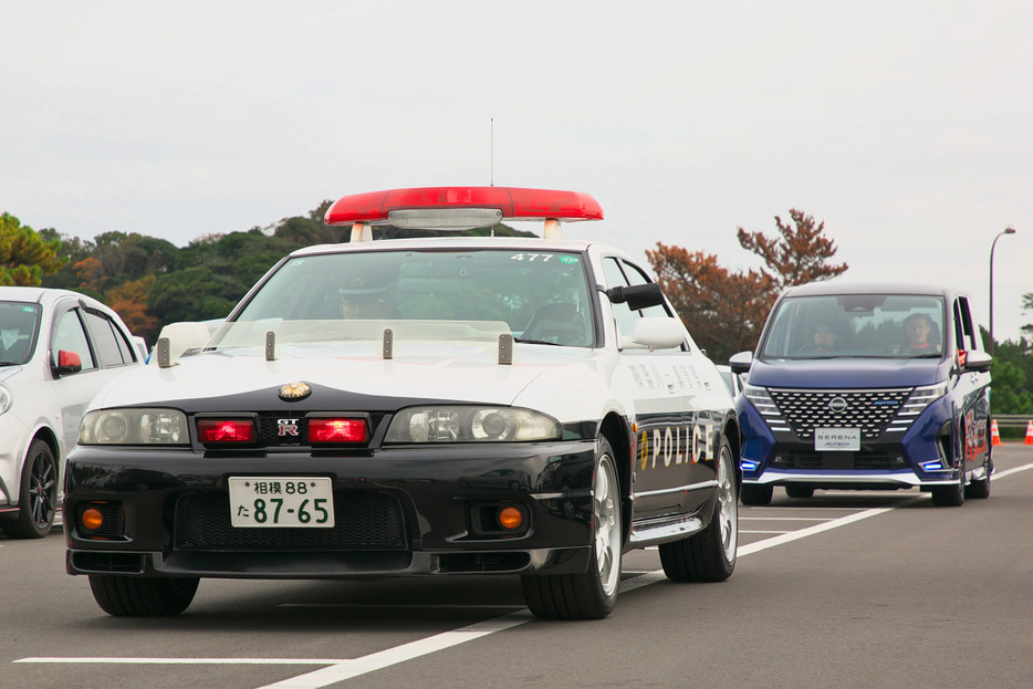 日産R33スカイラインGT-Rの4ドアパトカーの先導でゲスト3人が登場