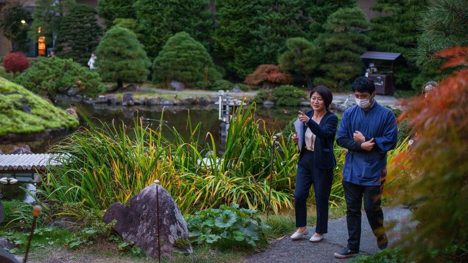 今回の総選挙で青森3区から当選を果たした岡田華子（左）　Photo： Chang W. Lee / The New York Times