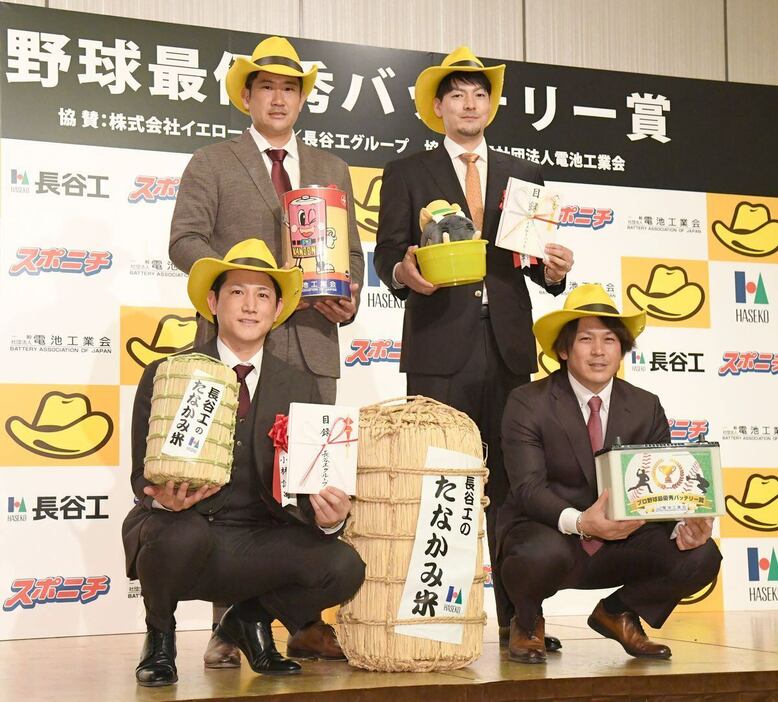 最優秀バッテリー賞の記念撮影に臨む（後列左から）巨人・菅野、ソフトバンク・有原、（前列左から）巨人・小林、ソフトバンク・甲斐（撮影・高橋朋彦）