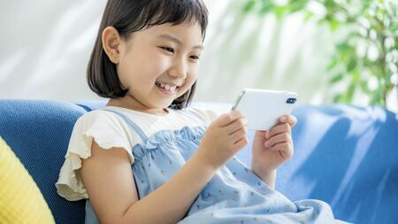 子育て中の親がいちばん悩むのが「子どもとスマホの付き合い方」だ（写真：kouta／PIXTA）