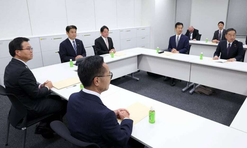 総合経済対策の政策協議に臨む自民、公明、国民3党の政調会長ら＝18日午後、国会内（春名中撮影）