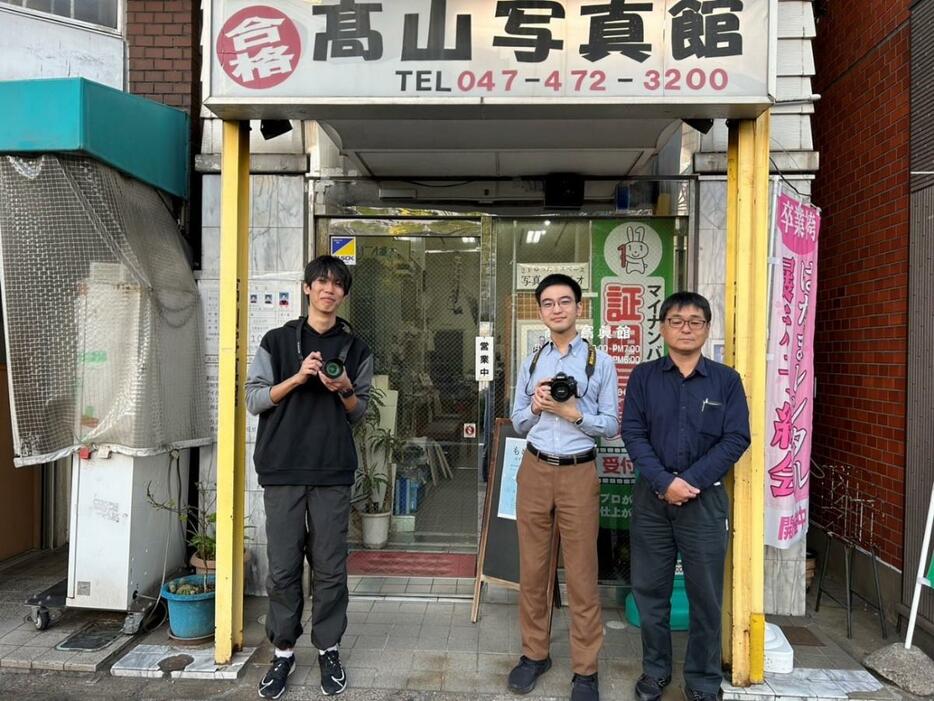 会場の高山写真館前の脇本さん（中央）と本宮館長（右）