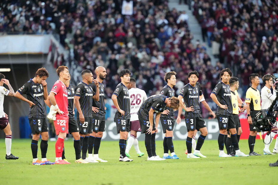 天皇杯決勝で敗れて肩を落とすG大阪の選手たち（写真◎小山真司）