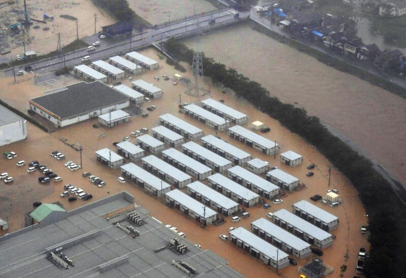 河原田川の氾濫で周辺が冠水した仮設住宅＝石川県輪島市で2024年9月21日午後2時25分、本社ヘリから加古信志撮影