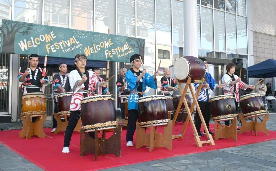 土浦全国花火競技大会のウェルカムフェスティバルで演奏する南平台和太鼓クラブ=土浦市大和町のうらら大屋根広場