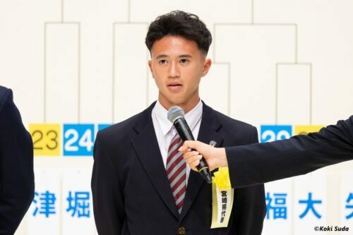 抽選会に出席した日章学園FW高岡伶颯　[写真]=須田康暉