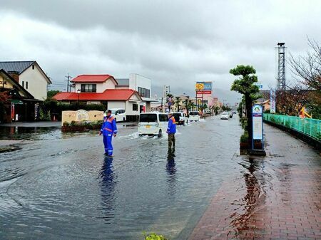 大雨で一部の道路が冠水＝伊万里市二里町八谷搦