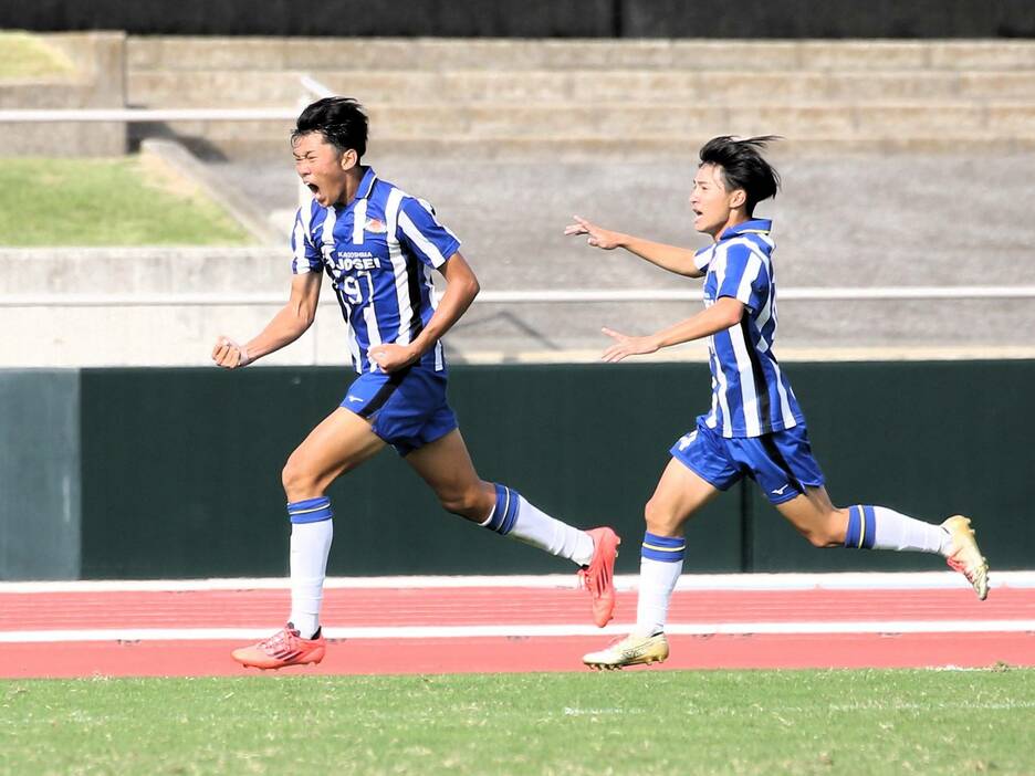 後半37分、鹿児島城西高のU-17日本代表FW大石脩斗(2年=太陽スポーツクラブU-15出身、左)が決勝ゴール(Taro YOSHIDA)