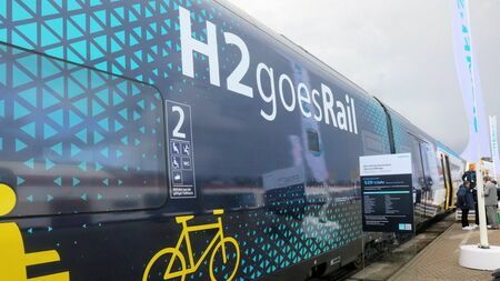 2022年の「イノトランス」に展示された水素燃料車両。各社が水素燃料車両のアピールに必死だった（撮影：橋爪智之）