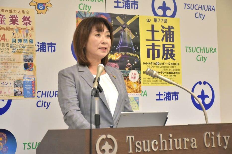 会見で土浦花火競技大会の中止について陳謝する安藤真理子市長=土浦市役所