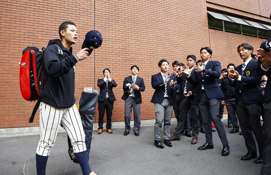 ＜上武大・共栄大＞試合後、メンバーに拍手で迎えられる上武大・荒巻（左）（撮影・五島　佑一郎）