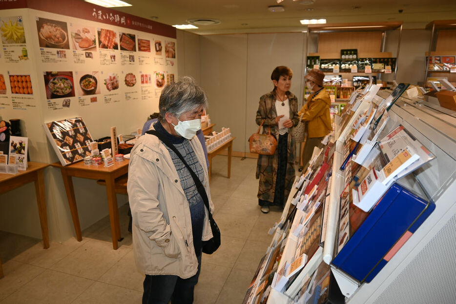 定番商品から地元産品までバイヤー特選の逸品が並ぶ静岡伊勢丹の歳暮売り場＝11日午前、静岡市葵区