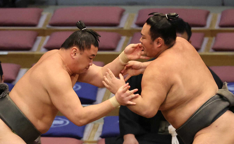 ＜九州場所2日目＞大翔樹（右）を押し出しで破る若輝元（撮影・成瀬　徹）　　