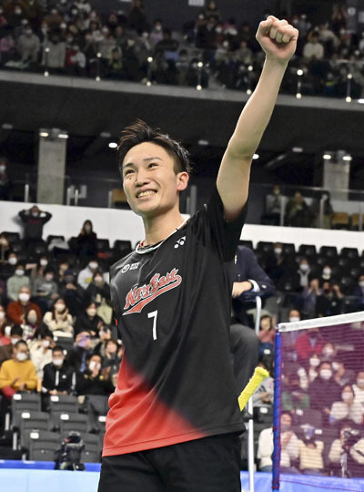 バドミントン全日本総合選手権男子シングルスで優勝し、ガッツポーズしながら笑顔を見せる桃田＝2022年12月30日、東京都