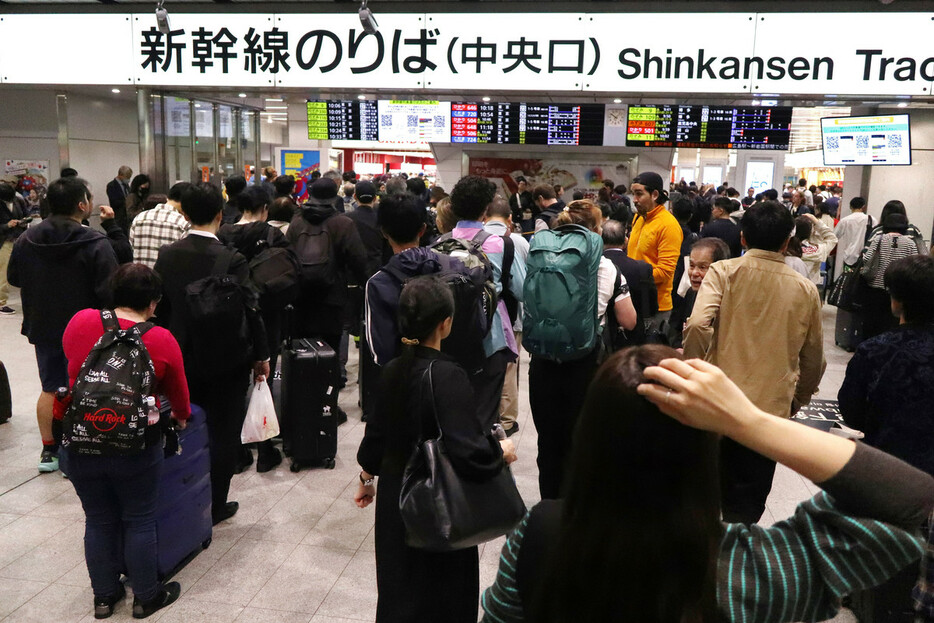 大雨で山陽新幹線が運転見合わせとなり、混雑するＪＲ新大阪駅＝２日午前、大阪市淀川区