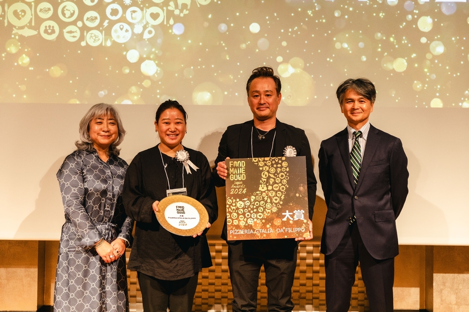 （左から審査員のニールセン北村朋子氏、ピッツェリア ジターリア ダ フィリッポの歌川佳氏と同社の岩澤正和代表、SRAジャパンの下田屋毅代表理事）