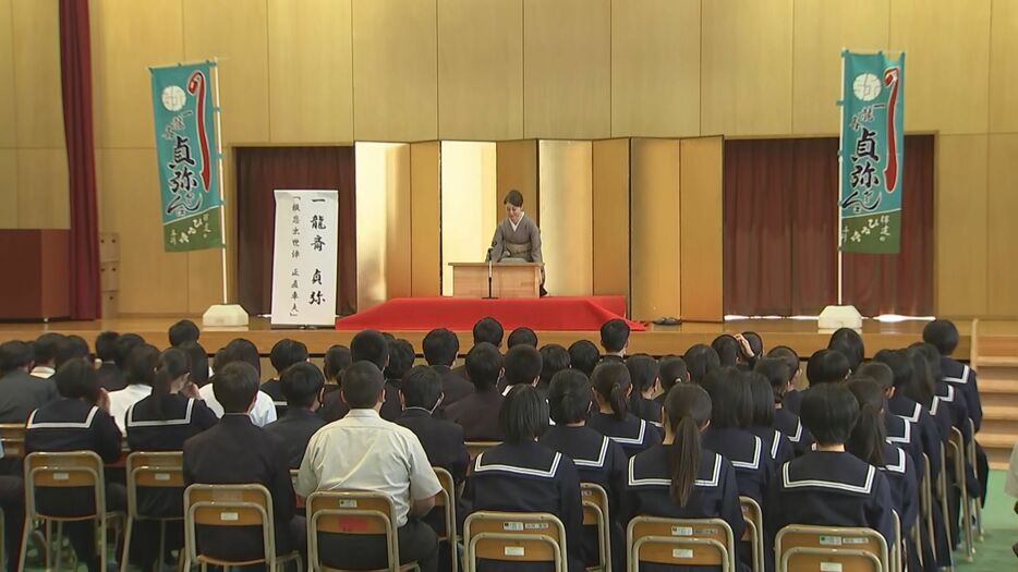 野津中学校で講演をした一龍齋貞弥さん