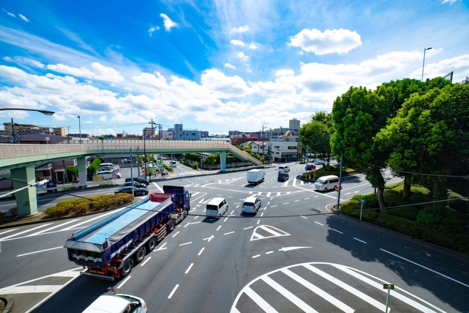 東京駅から新大阪駅まで、妻は安いから車で行きたいといいます。私は疲労したくないので新幹線がいいのですが、どのくらい金額が変わりますか？