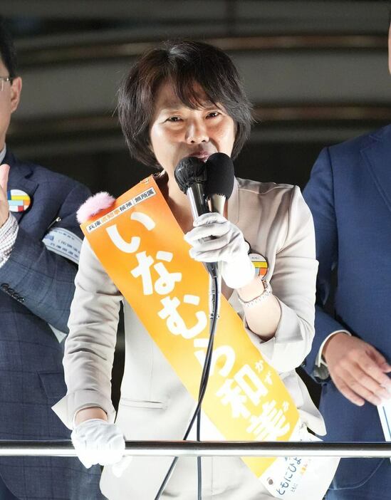 イメージカラーのオレンジのタスキを肩に街頭演説する稲村和美氏＝16日午後7時46分、神戸市中央区（沢野貴信撮影）