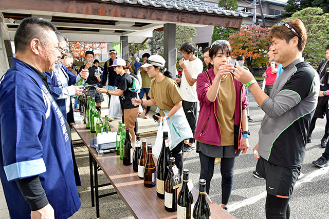 23キロを完走したランナーに県産日本酒が振る舞われた山形酒蔵マラソン＝山形市・県酒造会館