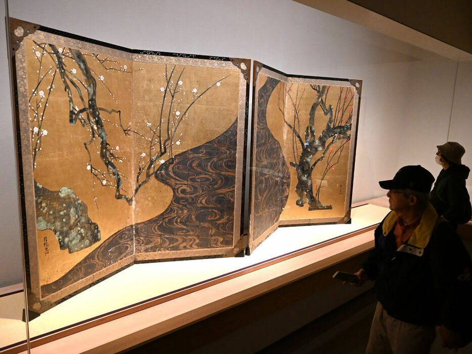 尾形光琳の代表作の一つといわれる「紅白梅図屏風」＝熱海市のMOA美術館