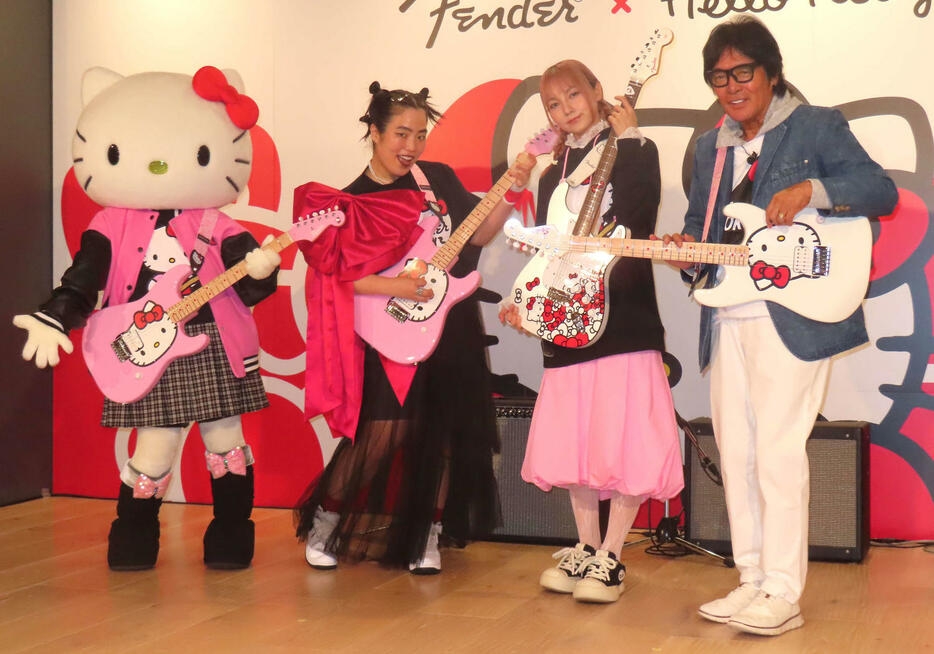 Fender×ハローキティ製品発表会に登壇した、左からハローキティ、ゆりやんレトリィバァ、MAMI、松崎しげる