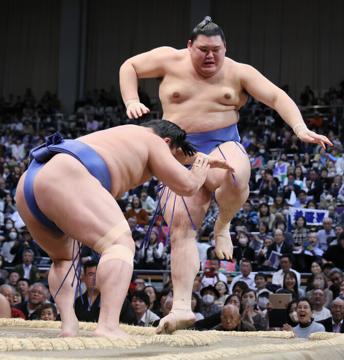 大相撲九州場所６日目。新大関大の里（右）は若隆景に完敗して２敗。他の大関は豊昇龍が熱海富士の勇み足で白星を拾って６連勝。琴桜は阿炎を退けて５勝目を挙げた＝１５日、福岡国際センター