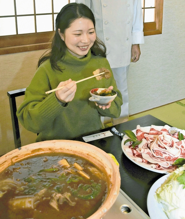 ぼたん鍋を試食する丹波篠山観光大使の上見さん（兵庫県丹波篠山市で）